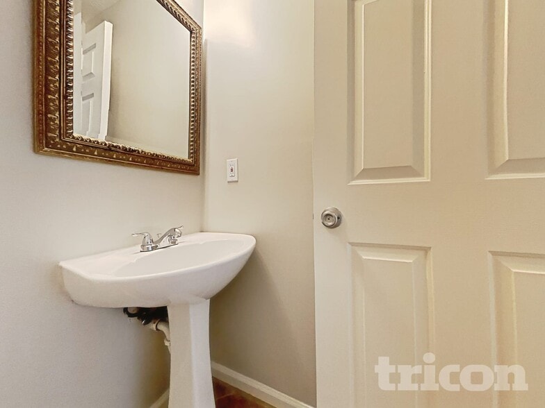 Building Photo - 2440 Lunetta Ln