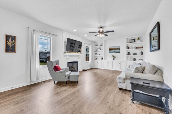 Building Photo - Pet Friendly Three Bedroom!