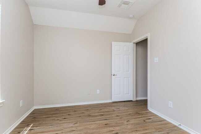 Building Photo - 4939 Forest Hurst Dr