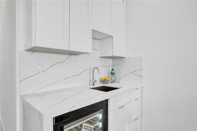 Building Photo - 1211 SE 1st St