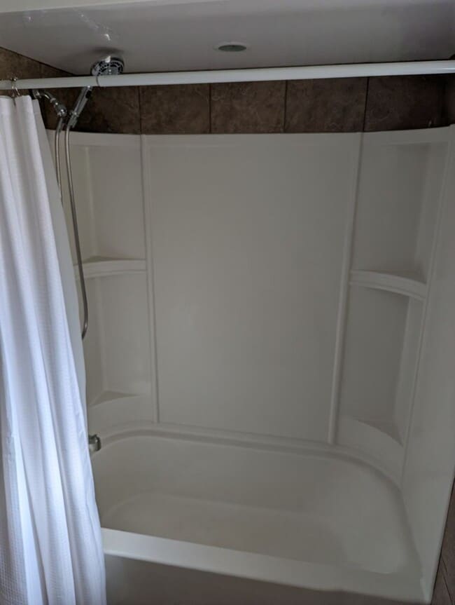 Building Photo - 441 Maple Dr