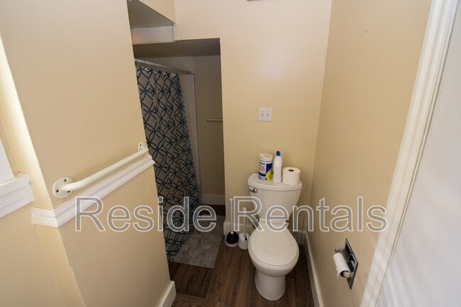 Building Photo - 686 Darwin Ave