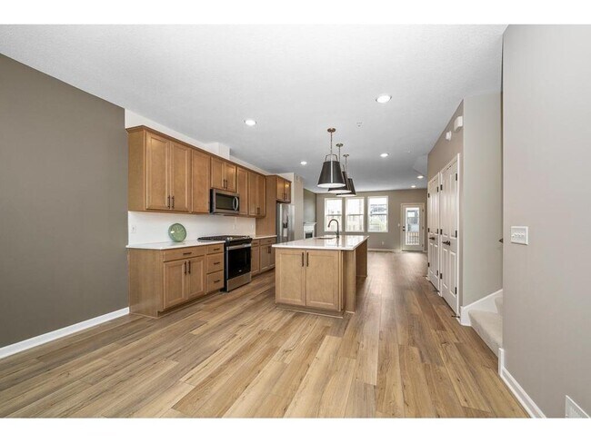 Building Photo - 848 S Woodlawn Ave