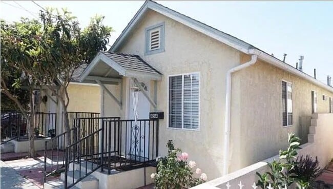 Building Photo - 654 W 21st St