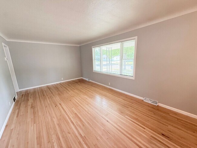Building Photo - Spacious 4 Bed, 2 Bath Home – Perfect for Families or Roommates