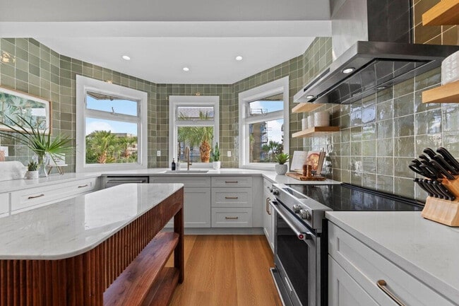 Building Photo - 169 Pompano St