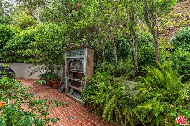Building Photo - 1438 San Ysidro Dr