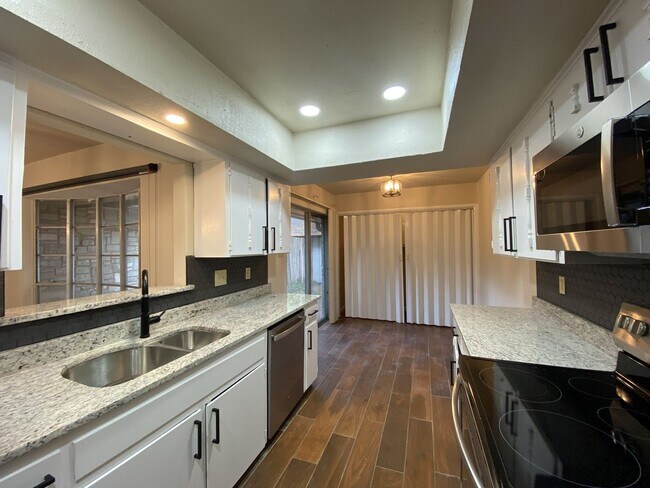 Building Photo - WHISPERING OAKS RARE FIND 3 BD/2 BA AVAILABLE APRIL 7TH!