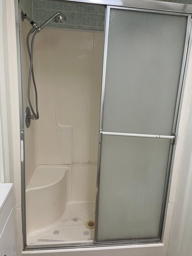 Building Photo - Large, Quiet Home In Englewood (Union) - N...