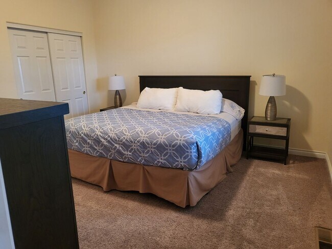 Building Photo - 5 bed 3 bath