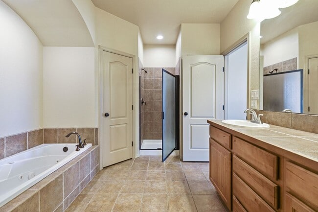 Building Photo - Spacious 4 Bedroom 2 Bath House near Restaurants