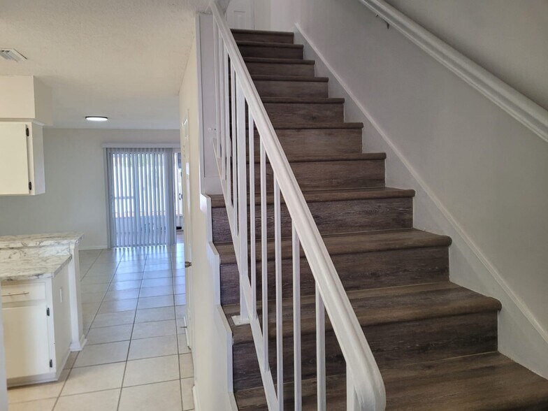 Building Photo - 6141 Oak Cluster Cir