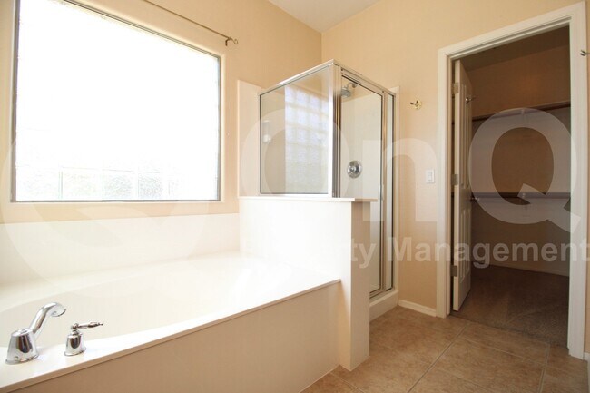 Building Photo - 995 E Blue Spruce Ln