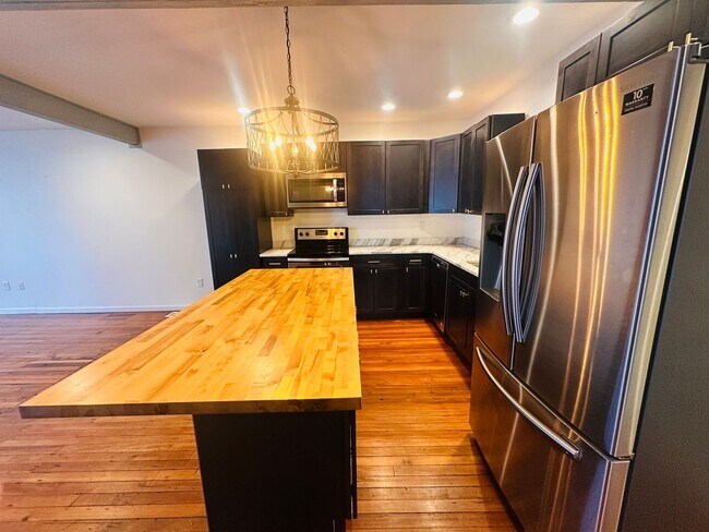 Building Photo - Historic Charm Meets Modern Comfort in Shelby Park