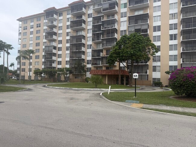 Building Photo - 4174 Inverrary Dr