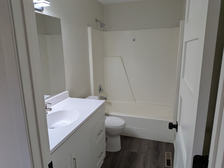 Upper bath - 9931 Cord St NE