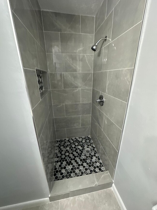 Building Photo - Fully Renovated 3/2 Available for Immediate Rent!