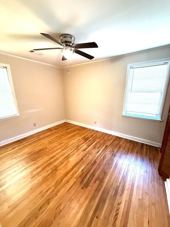Building Photo - ** 3 bed 1 bath located in Highland Garden...