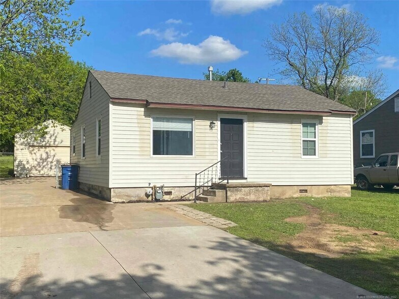 Primary Photo - 1047 N Louisville Ave