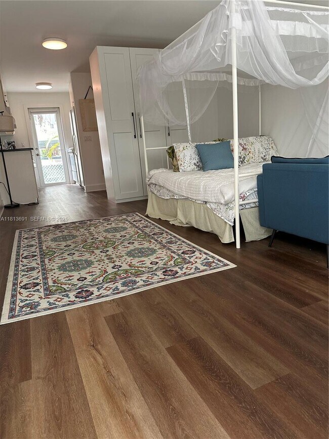 Building Photo - 401 Collins Ave