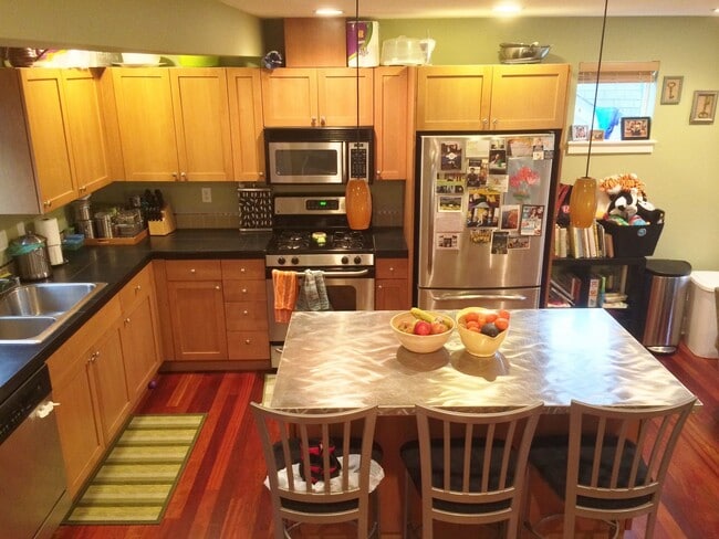 Building Photo - 3bd/2.25ba Seattle Home