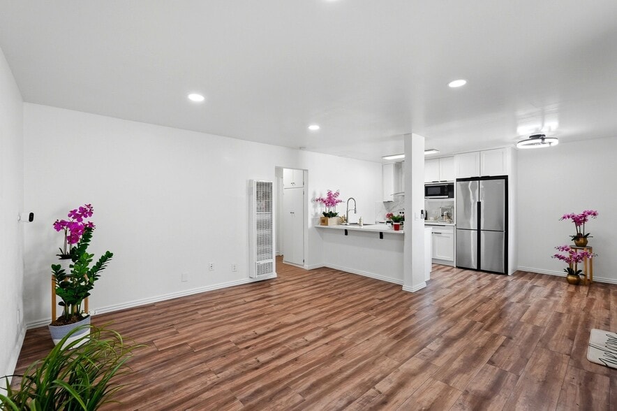 Building Photo - 13050 Dronfield Ave