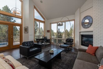 Building Photo - Spectacular Cascade Views in Awbrey Glen -...