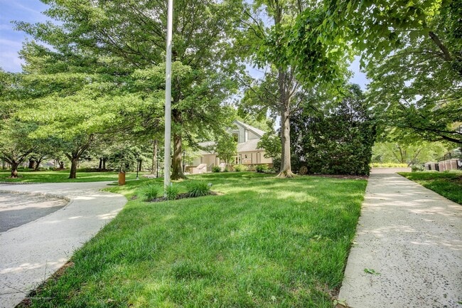 Building Photo - 33 Tulip Ln