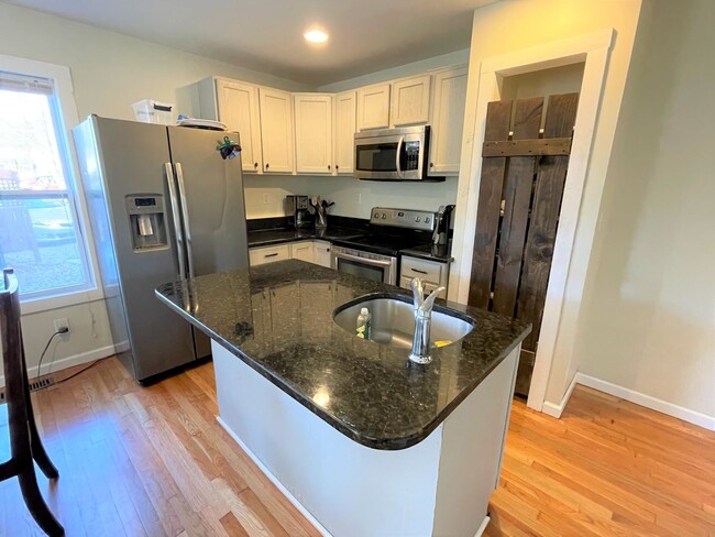 Building Photo - Large, updated 5 BR 2.5 BA in Carrboro, cl...