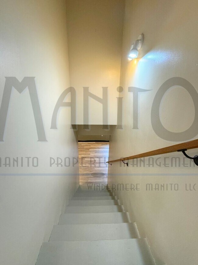 Building Photo - Stunning & Spacious South Hill Home