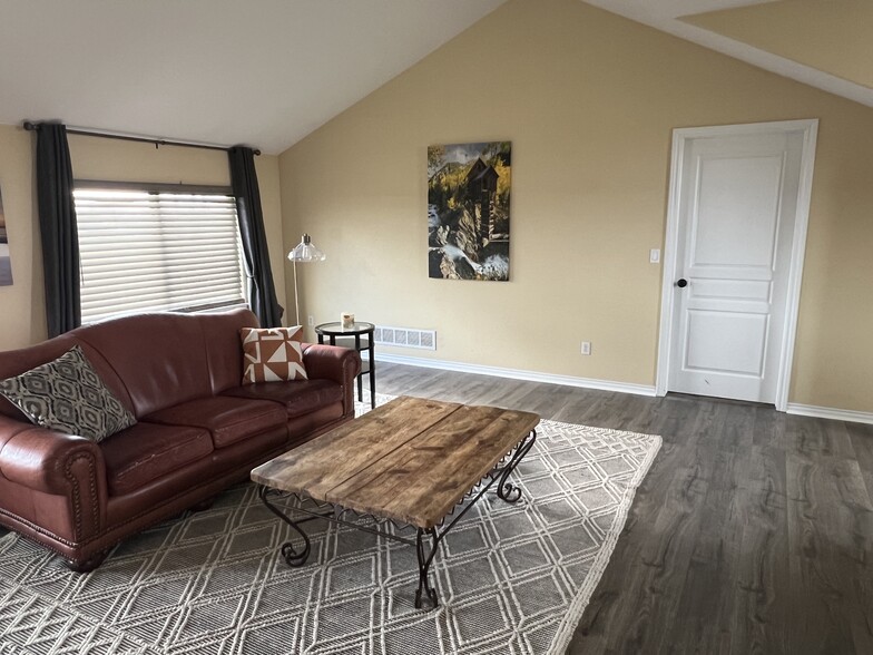 Building Photo - 15074 Lindark St