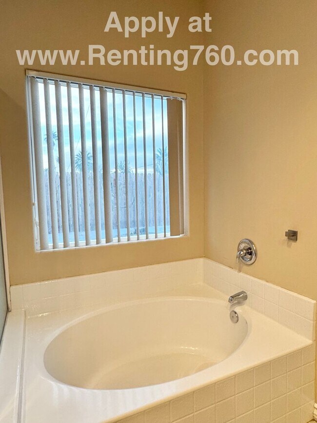 Building Photo - Gorgeous & Spacious 4 Bed Home