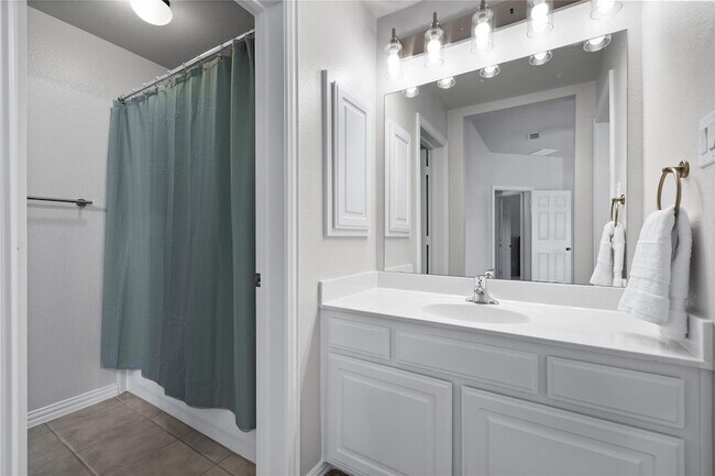 Building Photo - 1908 Thorndale Cir