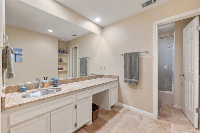 Building Photo - 604 Rolling Green Dr