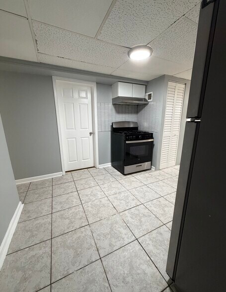 Building Photo - 6219 S Nagle Ave