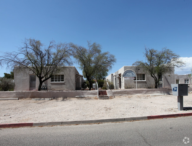 Primary Photo - Rosemarie's Court