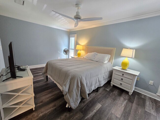 Building Photo - Stunning 2 Bed / 2.5 Bath Townhouse with G...
