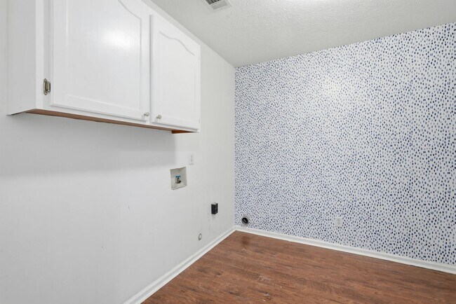 Building Photo - 121 Mill Ct