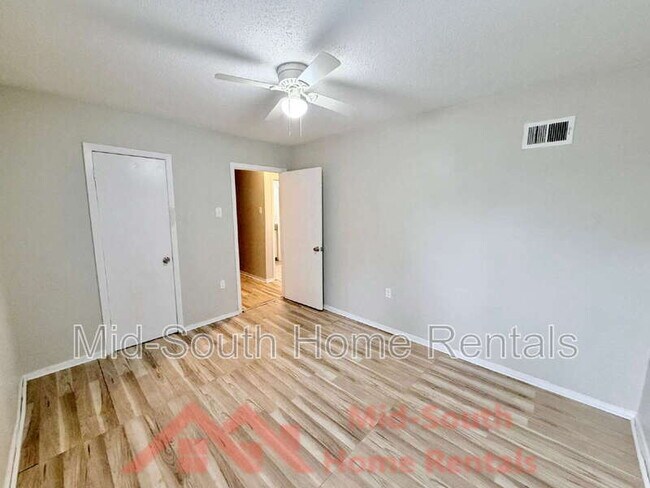 Building Photo - 642 Safari Dr