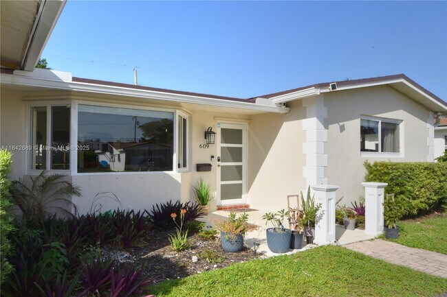 Building Photo - 609 S Crescent Dr