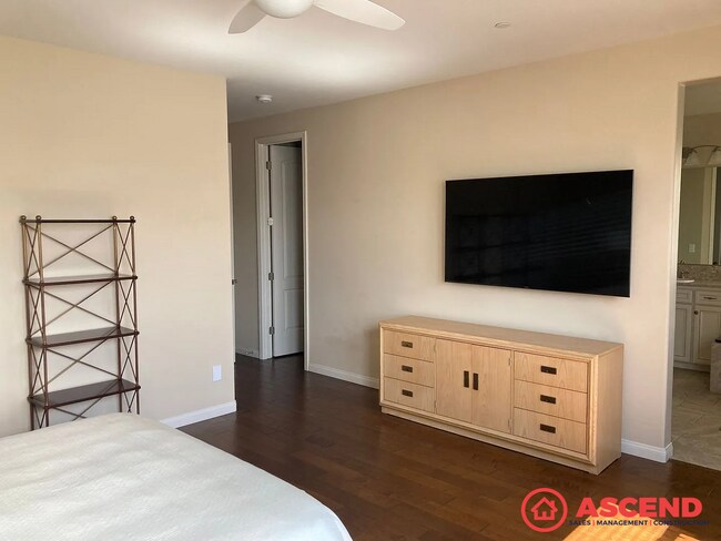 Building Photo - Beautiful 3 Bed, 2.5 Bath HOA Home with Fireplace & Modern Amenities