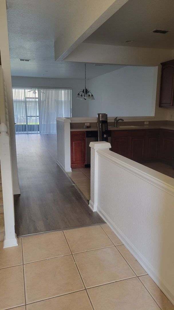 Building Photo - Beautiful 2 bed 2 bath Townhome in Gated Community