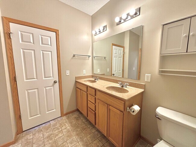 Building Photo - Gorgeous 2bed 2bath Townhome in Bailey’s Arbor