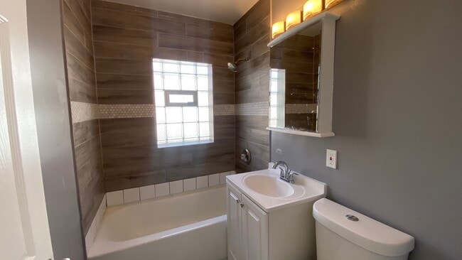 Building Photo - 10628 S Green St