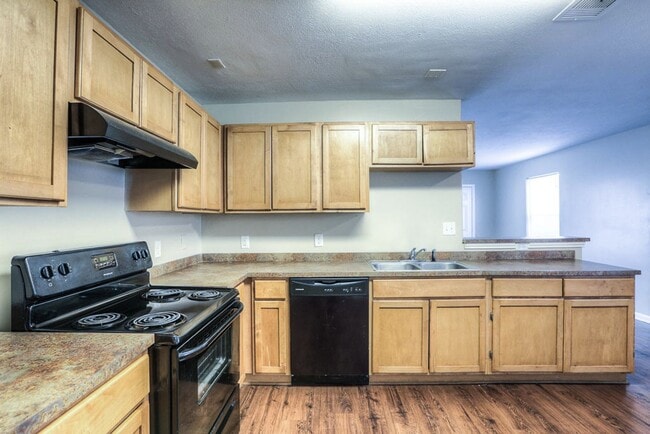 Building Photo - Pine Landing Townhomes - Ask for Specials