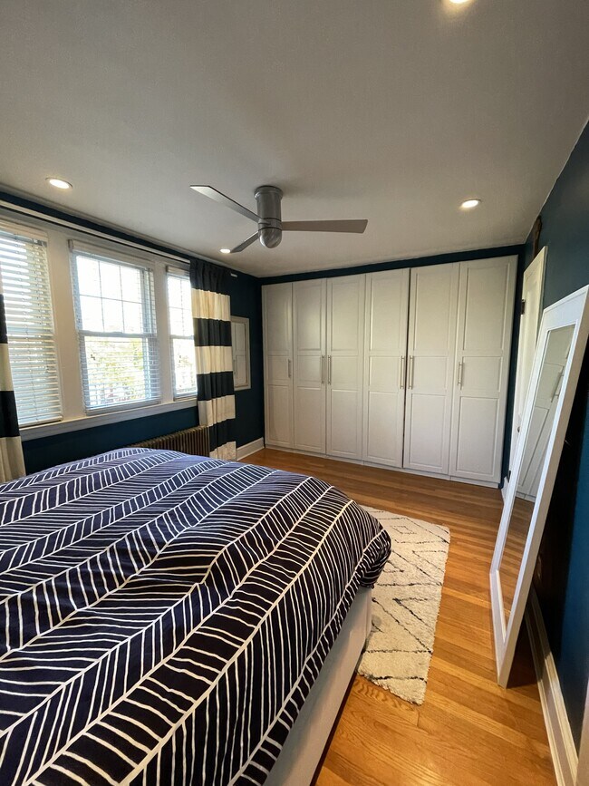 Building Photo - 1833 Burke St SE