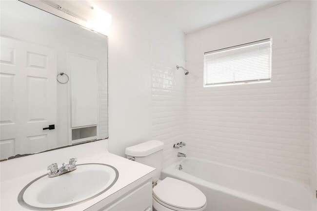 Building Photo - 3306 Dolphin Dr