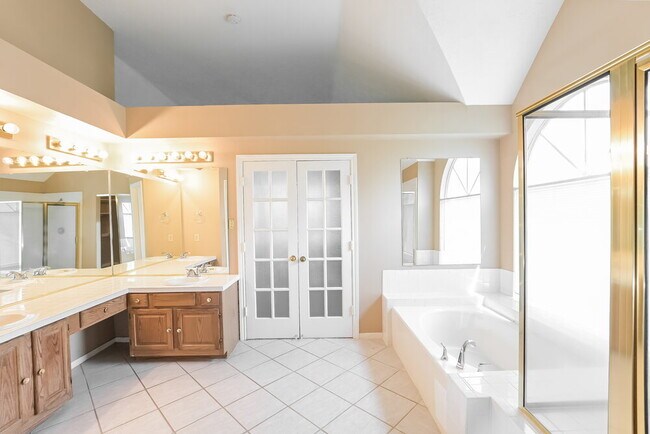 Building Photo - 11423 Willow Field Dr