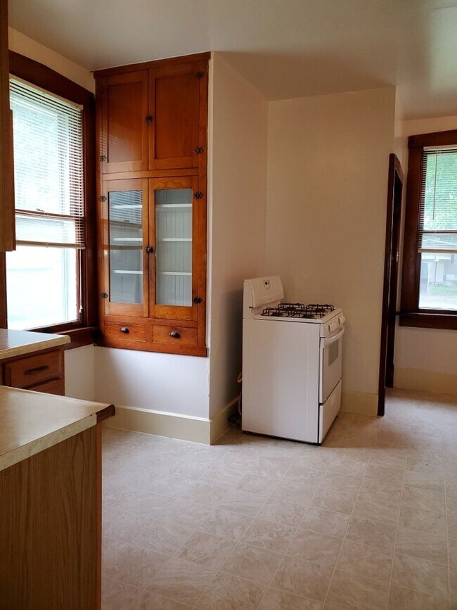 Building Photo - Beautiful 2 Bed 1 Bath Home