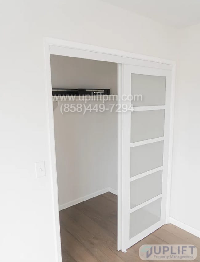 Building Photo - Spacious Townhome Just Minutes from the Be...